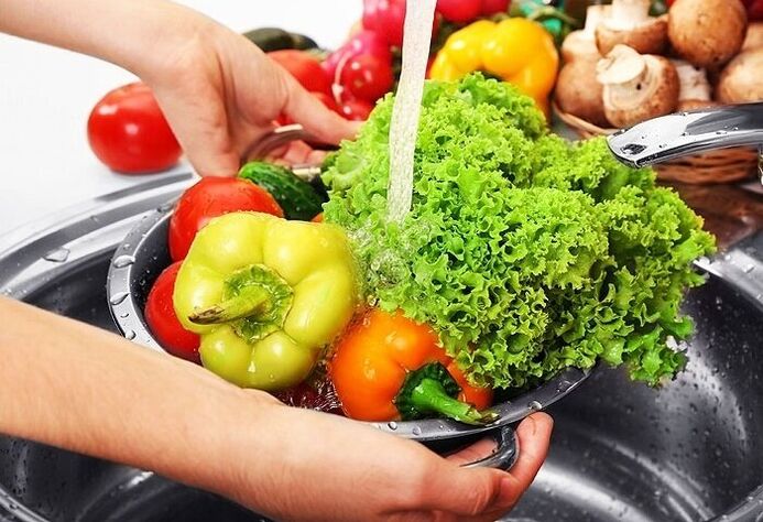Lavare verdure ed erbe aromatiche per prevenire l'infestazione da parassiti