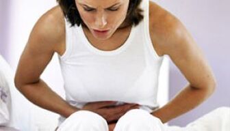 Donna con mal di stomaco causato da parassiti