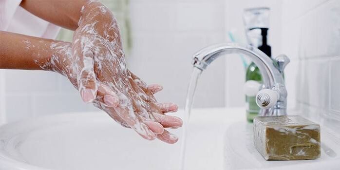 Lavarsi le mani con sapone per prevenire i vermi